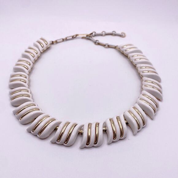 Vintage Coro White and Gold Tone Necklace 16” - Picture 5 of 7